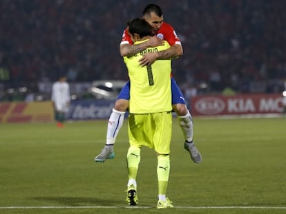 Medel y Bravo se abrazan tras el triunfo ante Bolivia. 