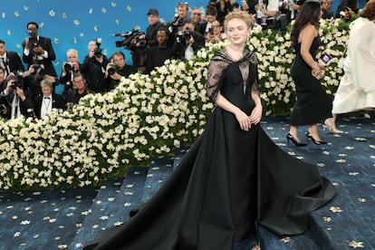 Sadie Sink ('Stranger Things'), dantel yakalı ve kollu, uzun kuyruklu Viktorya dönemi esintili bir elbise tercih etti. Kendisi de marka elçisi olan Prada'nın imzasını taşıyor.