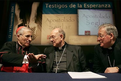 El cardenal Rouco, el arzobispo Sebastián y el obispo Reig (de izquierda a derecha) , en el I Congreso de Apostolado Seglar.