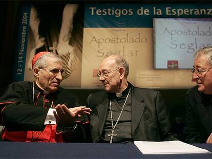 El cardenal Rouco, el arzobispo Sebastián y el obispo Reig (de izquierda a derecha) , en el I Congreso de Apostolado Seglar.