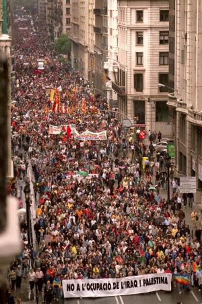 Manifestación contra la ocupación de Irak en la Via Laietana (Barcelona).