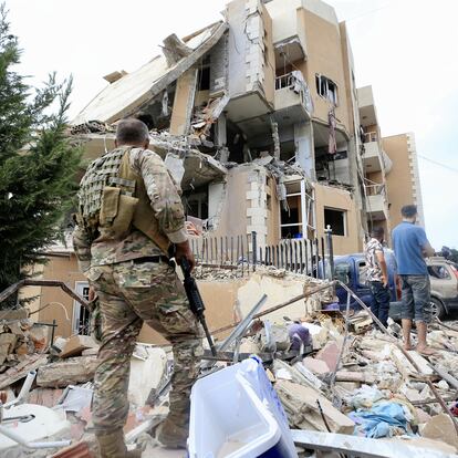 FOTODELDÍA Barja (Líbano), 12/10/2024.- Un soldado del ejército y vecinos se reúnen en el lugar de un ataque militar israelí en Barja, al sur de Beirut, Líbano, este sábado. Según el Ministerio de Salud libanés, al menos cuatro personas murieron y otras 14 resultaron heridas en el ataque israelí en Barja mientras los rescatistas continuaban trabajando en el lugar. EFE/ Stringer
