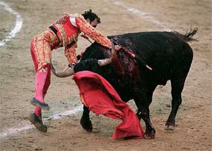 Antonio Ferreras, con su segundo toro de la tarde, ayer, en Las Ventas.