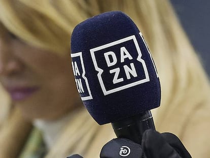 Un micrófono de Dazn en una retransmisión deportiva en Italia