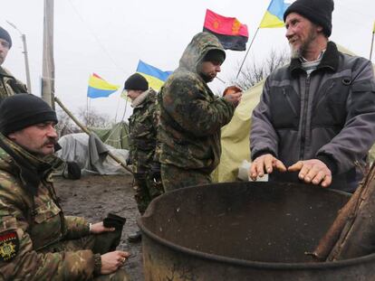 Nacionalistas ucranios y veteranos militares en una protesta en Donetsk contra el comercio hacia los insurgente prorrusos.