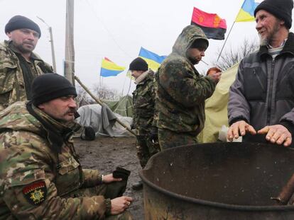 Nacionalistas ucranios y veteranos militares en una protesta en Donetsk contra el comercio hacia los insurgente prorrusos.