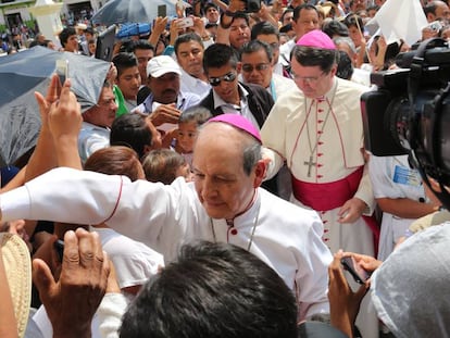 El antiguo arzobispo de Oaxaca Jos&eacute; Luis Ch&aacute;vez Botello (al frente).