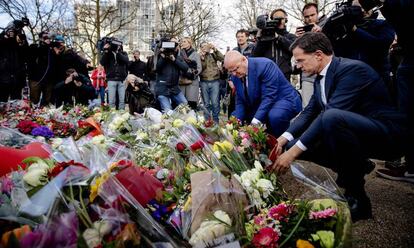 El primer ministro holandés (a la derecha) deposita unas flores en la Plaza 24 de Octubre, Utrecht.