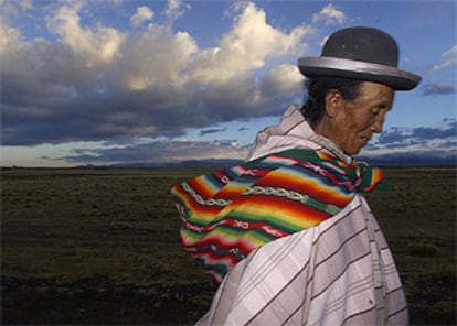 Angelita Mamani, indígena boliviana, anduvo 10 kilómetros el pasado domingo desde su aldea para votar en el referéndum que decidía el futuro del gas.