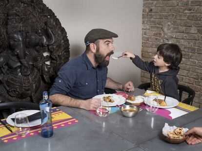 Jordi Luque (38) y Rai (4), en Barcelona. Al periodista gastronómico le gusta llevar a su hijo a comer a restaurantes.