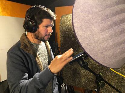 Renato Cisneros grabando 'Algún día te mostraré el desierto'.