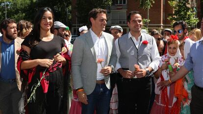 Begoña Villacís, Albert Rivera e Ignacio Aguado visitan la pradera de San Isidro en Madrid este miércoles.