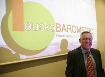 Francisco Llera, director del equipo del Euskobarómetro, en la presentación del estudio en Bilbao.