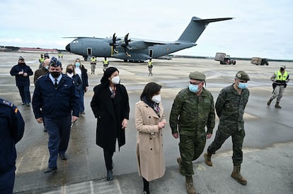 La ministra de Defensa, Margarita Robles (c), asiste a la carga de un avión con material de defensa con destino a Polonia, este domingo, en la base aérea de Torrejón de Ardoz, Madrid.