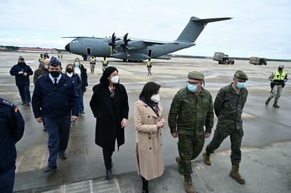 La ministra de Defensa, Margarita Robles (c), asiste a la carga de un avión con material de defensa con destino a Polonia, este domingo, en la base aérea de Torrejón de Ardoz, Madrid.