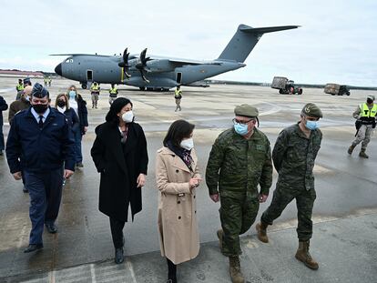 La ministra de Defensa, Margarita Robles (c), asiste a la carga de un avión con material de defensa con destino a Polonia, este domingo, en la base aérea de Torrejón de Ardoz, Madrid.