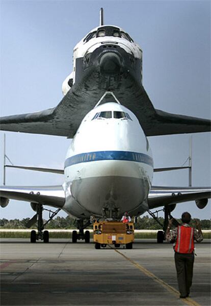 El transbordador, sobre un <i>Jumbo 747</i>, tras aterrizar en el Centro Espacial Kennedy en Florida.