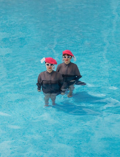 Arizmendi (izquierda) y Villar, pasadas por agua y disfrazadas de 'ertzainas' en una promoción de 'Bufón de voz'
