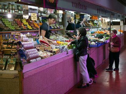 Una frutería en el Mercado de la Cebada de Madrid.