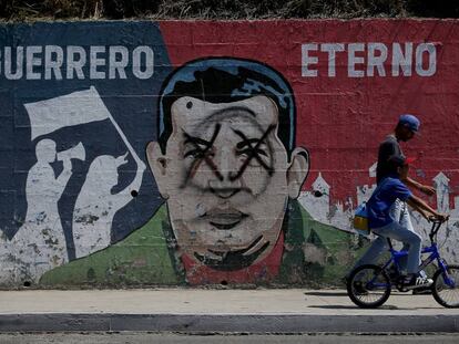 Un mural en Caracas muestra la cara de Hugo Chávez.