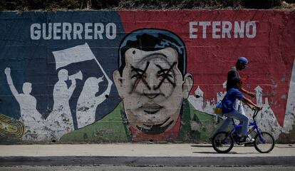 Un mural en Caracas muestra la cara de Hugo Chávez.