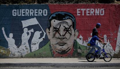 Un mural en Caracas muestra la cara de Hugo Chávez.