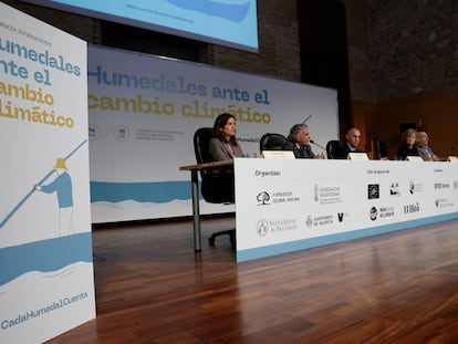 La mesa de la conferencia internacional sobre humedales en la que este miércoles el concejal de Vox, José Gosálbez, exhibió su negacionismo climático.