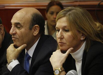 En esta foto tomada el domingo pasado, los dos candidatos con más opciones para sustituir a Ehud Olmert como líder del partido Kadima: el ministro de Transportes Shaul Mofaz, y la ministra de Exteriores Tzipi Livni