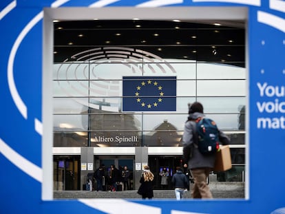 Viandantes en torno a la entrada del Parlamento Europeo en Bruselas, el 9 de diciembre.