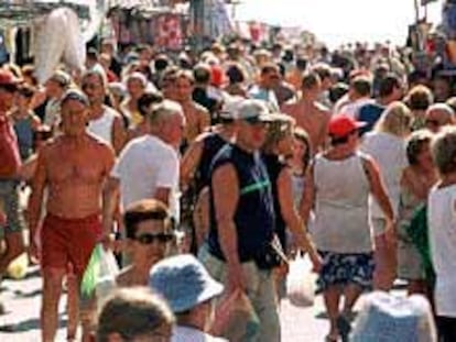 El turismo de todas las razas y nacionalidades se mezcla en las playas de Torrevieja.