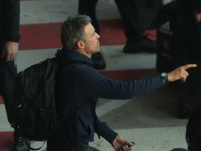 MADRID, 07/12/2022.- El seleccionador español, Luis Enrique Martínez, a la llegada de la selección española de fútbol al aeropuerto de Barajas, este miércoles, tras ser eliminada por Marruecos en los octavos de final del Campeonato del Mundo Qatar 2022. EFE/ Kiko Huesca
