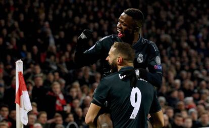 Vinicius y Benzema celebran el 0-1.