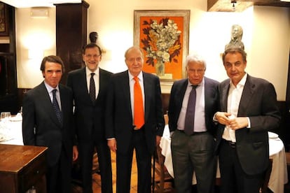 José María Aznar, Mariano Rajoy, el rey Juan Carlos, Felipe González y José Luis Rodríguez Zapatero, en Casa Lucio, en 2015.