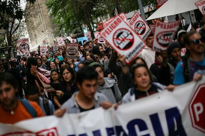 Manifestantes recorren las calles contra el proyecto hidroeléctrico de Alto Maipo, en 2013.