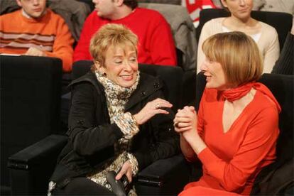 La esposa del presidente del Gobierno, Sonsoles Espinosa, acudió al mitin de cierre de campaña del PSOE. En la imagen, conversa con la vicepresidenta primera del Gobierno, María Teresa Fernández de la Vega.