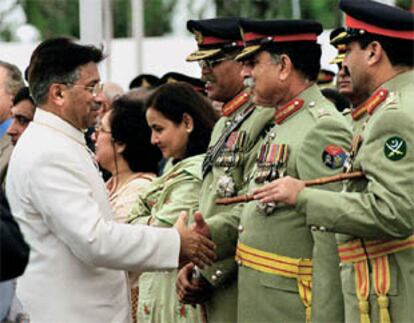 El general Musharraf saluda al jefe del Ejército después de la ceremonia por el día de la independencia de Pakistán.