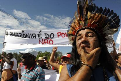 Indigenistas y ecologistas de Greenpeace protestan ante un edificio del Gobierno en Brasilia.