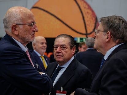 El president de la Generalitat, Ximo Puig (d), conversa con el presidente ejecutivo y máximo accionista de Mercadona, Juan Roig (i), durante la Asamblea General de la Asociación Valenciana de Empresarios (AVE), que se ha celebrado este miércoles en L'Alquería del Basket, en Valencia. En el centro, el presidente de AVE, Vicente Boluda.