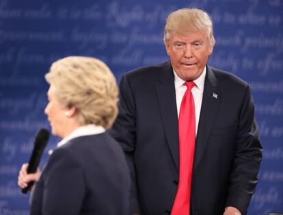 Donald Trump (derecha) observa la intervención de Hillary Clinton durante el segundo debate presidencial en la Universidad de Washington, el 9 de octubre de 2016.