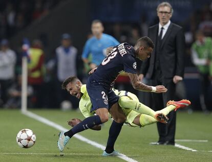 Neymar de Barcelona es objeto de falta por Gregory Van Der Wiel.