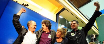 Los representantes de Bildu Martin Garitano, Pello Urizar, Ikerne Badiola y Oskar Matute, celebra los buenos resultados de la coalición en el País Vasco.