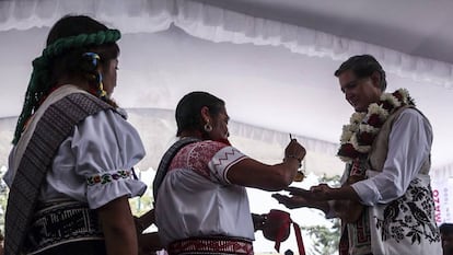 Alfredo del Mazo, candidato del PRI, con indígenas mazahuas en San Felipe del Progreso