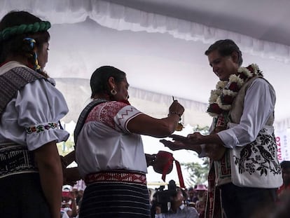 Alfredo del Mazo, candidato del PRI, con indígenas mazahuas en San Felipe del Progreso