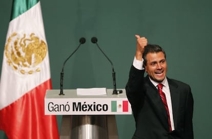 Enrique Pe&ntilde;a Nieto eleva el pulgar como s&iacute;mbolo de victoria tras conocer que se encaminaba al triunfo electoral el 1 de julio.