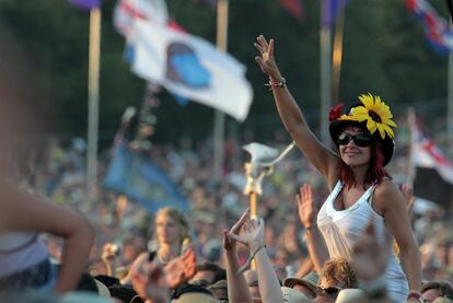 Una mujer sigue la actuación de las Sissor Sisters en el 40 aniversario del festival de Glastonbury.