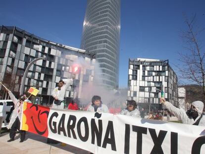 Algunos manifestantes protestan contra la central nuclear de Garoña la semana pasada, coincidiendo con la inauguración de la Torre Iberdrola.