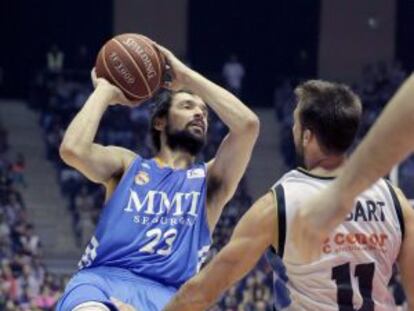 Llull busca el pase ante Stobart