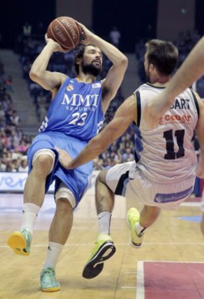 Llull busca el pase ante Stobart