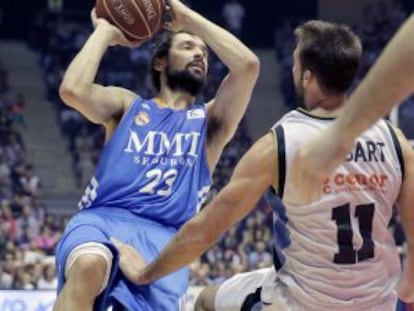 Llull busca el pase ante Stobart