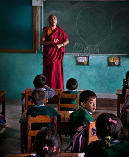 Las hermanas del Dalái Lama fundaron una sólida red educativa. La alfabetización hoy es del 97%entre jóvenes y niños. El monje Ngawang Delek, del monasterio Namgyal, imparte clase en el Tibetan Children’sVillage (TCV), impresionante internado en medio del bosque.